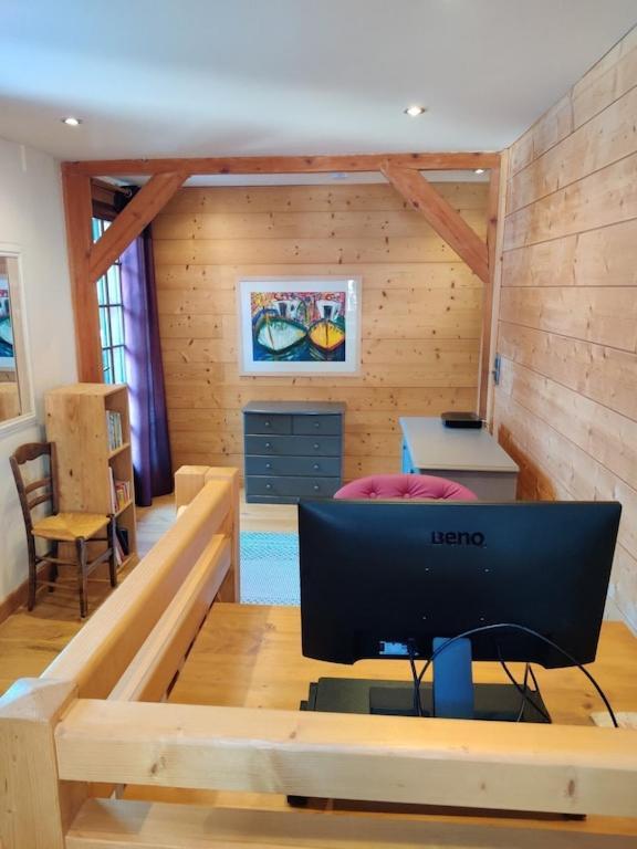 Spacious In Traditional French Village, Sleeps 8, Four Star With Fibre Broadband *