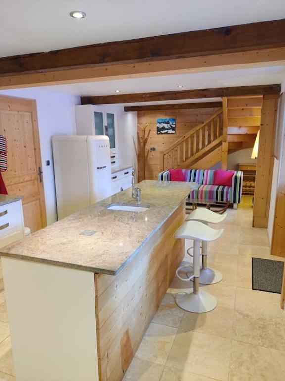 Spacious In Traditional French Village, Sleeps 8, Four Star With Fibre Broadband Abondance